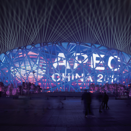Конференция АРЕС. Большой / сетчатый экран(медиафасад) на / национальном стадионе / Пекин, Китай